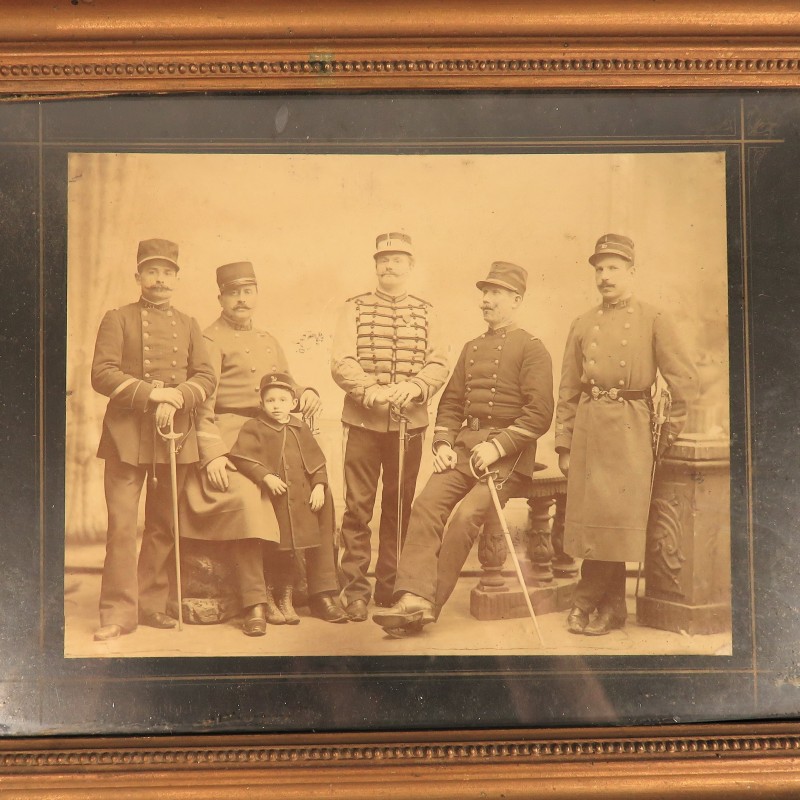 GRANDE PHOTO ENCADREE VERS 1900 D'UN FAMILLE DE MILITAIRES 21 CHASSEUR 11 HUSSARD ET 35 49 151 INFANTERIE DE LIGNE