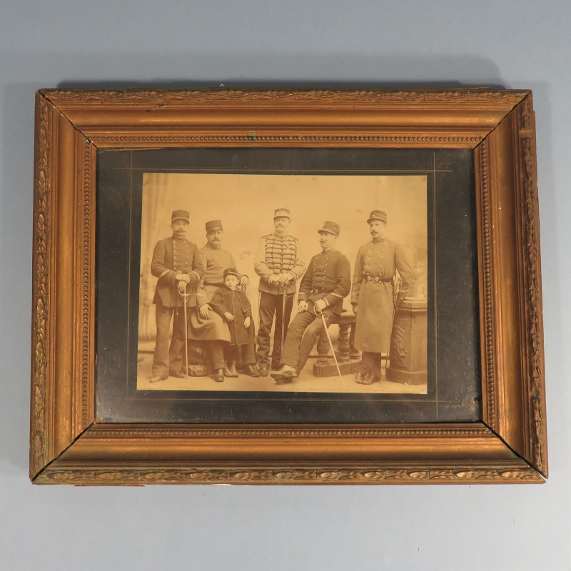 GRANDE PHOTO ENCADREE VERS 1900 D'UN FAMILLE DE MILITAIRES 21 CHASSEUR 11 HUSSARD ET 35 49 151 INFANTERIE DE LIGNE