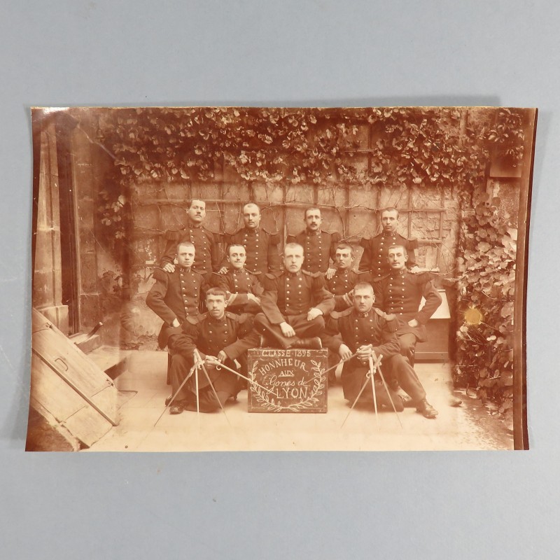 PHOTO CARTONNEE DU 21 ème REGIMENT D'INFANTERIE DE LIGNE SOUVENIR DE LA CLASSE 1895 HONNEUR AUX GONES DE LYON