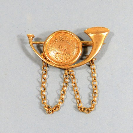 INSIGNE BROCHE PRIX DE TIR BREVET COULEUR DOREE AVEC CHAINES