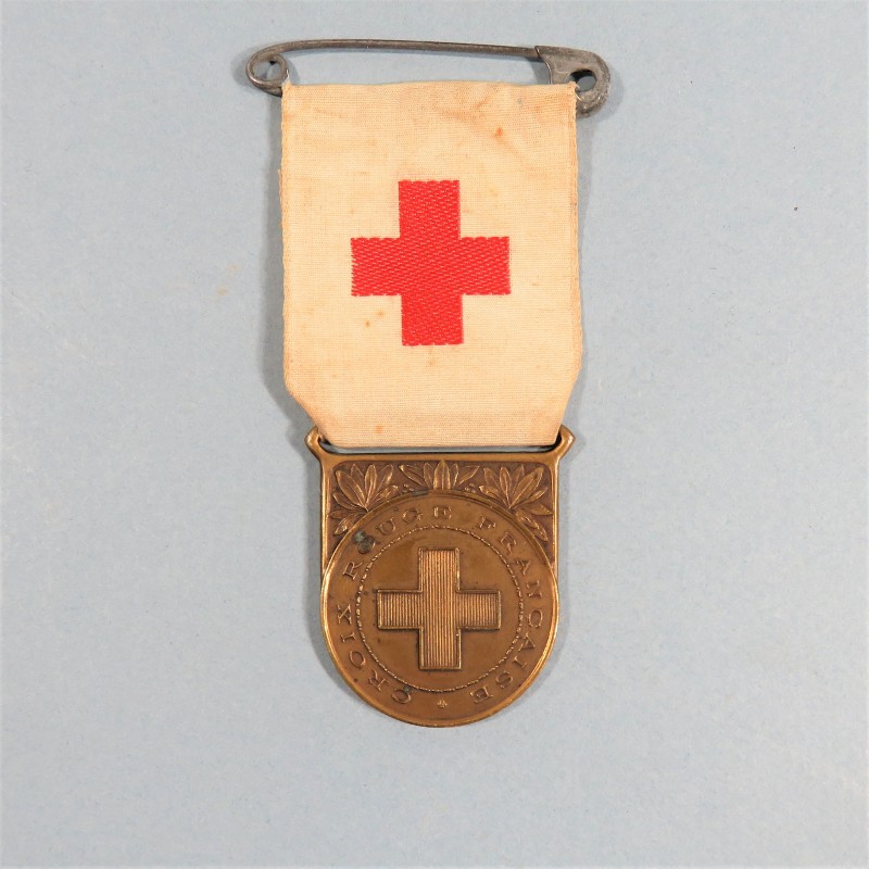 MEDAILLE DE LA CROIX ROUGE ATTRIBUEE A UNE INFIRMIERE EN 1947