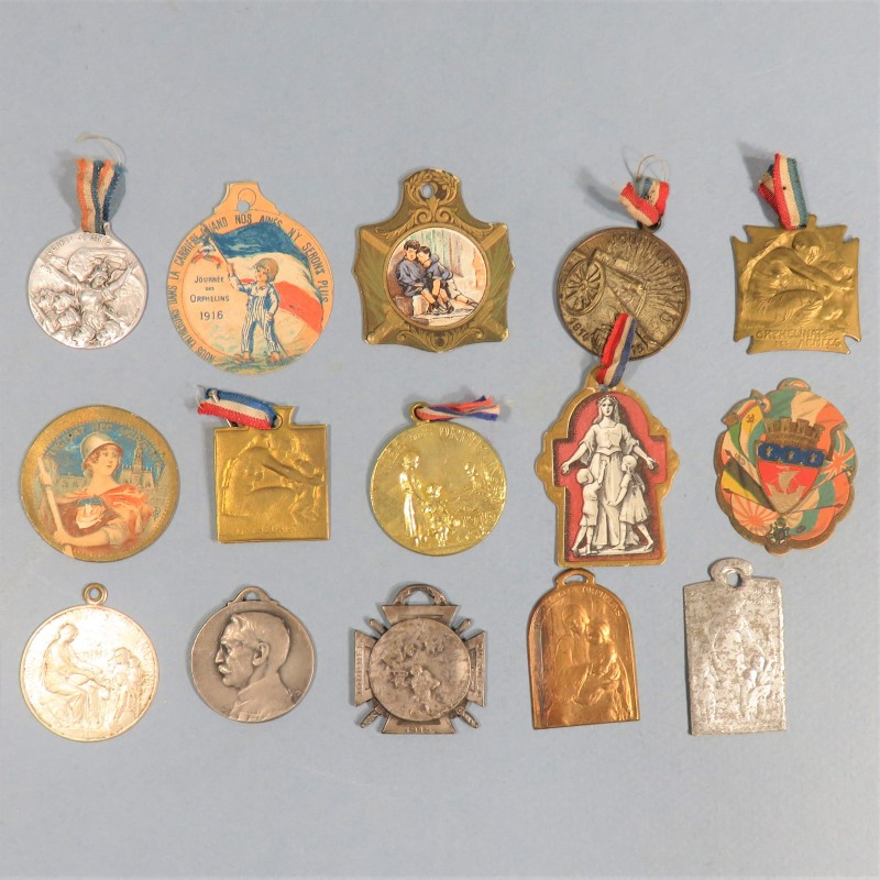 LOT D'INSIGNES DE JOURNEES DE 1914 1918 CANON DE 75 ENFANCE POILUS PARIS LALIQUE METAL ET CARTON 1915