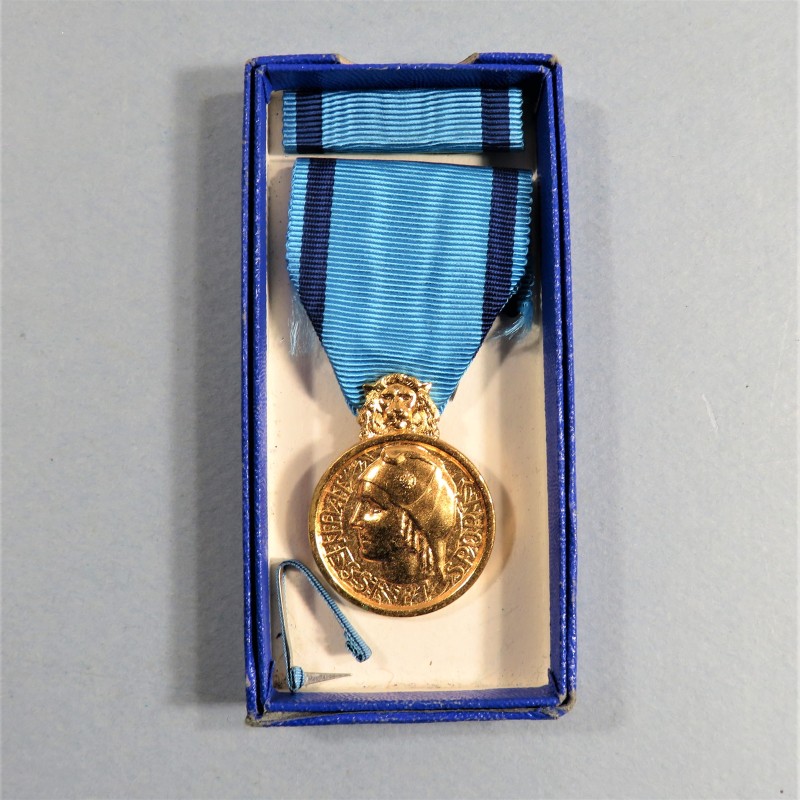 FRANCE MEDAILLE JEUNESSE ET SPORT CLASSE OR AVEC RAPPEL DANS SA BOITE CARTON