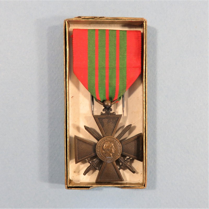 FRANCE CROIX DE GUERRE 1939-1945 DATE AU DOS 1939 EN BOITE CARTON FRENCH WAR CROSS