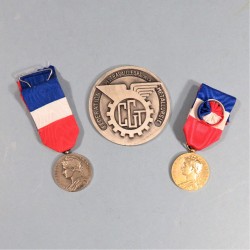 ENSEMBLE DE 3 MEDAILLES EN ARGENT UNE MEDAILLE DE LA CGT METALLURGIE ET DEUX MEDAILLES DU TRAVAIL CLASSE ARGENT ET OR ATTRIBUEES