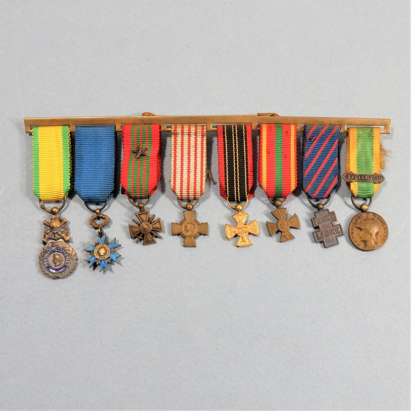 BARRETTE DE 8 REDUCTIONS MEDAILLES MILITAIRES D'UN ANCIEN DE LA SECONDE GUERRE ENGAGE VOLONTAIRE RESISTANT FRANCE LIBRE °