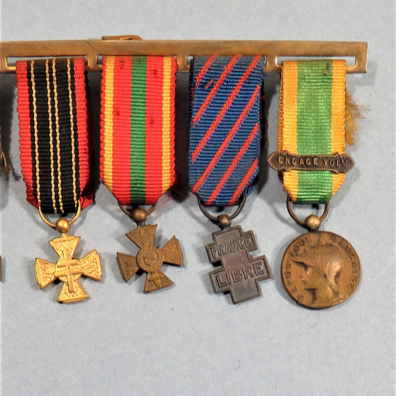 BARRETTE DE 8 REDUCTIONS MEDAILLES MILITAIRES D'UN ANCIEN DE LA SECONDE GUERRE ENGAGE VOLONTAIRE RESISTANT FRANCE LIBRE °