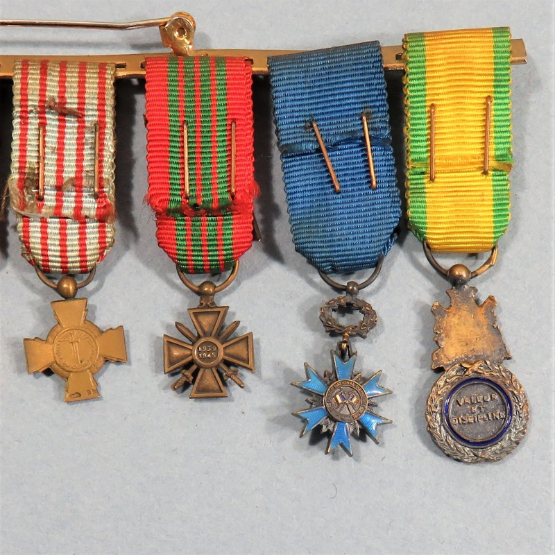BARRETTE DE 8 REDUCTIONS MEDAILLES MILITAIRES D'UN ANCIEN DE LA SECONDE GUERRE ENGAGE VOLONTAIRE RESISTANT FRANCE LIBRE °