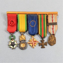 BARRETTE DE 5 REDUCTIONS DES MEDAILLES MILITAIRES D'UN ANCIEN OFFICIER DE LA SECONDE GUERRE COMBATTANT DE L'EUROPE °