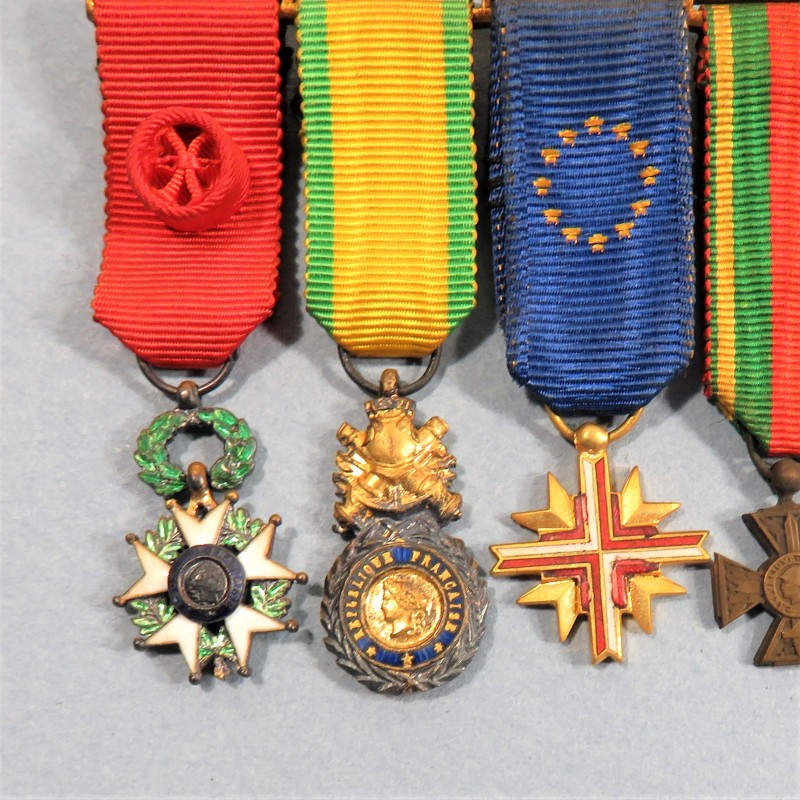 BARRETTE DE 5 REDUCTIONS DES MEDAILLES MILITAIRES D'UN ANCIEN OFFICIER DE LA SECONDE GUERRE COMBATTANT DE L'EUROPE