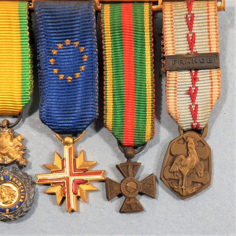 BARRETTE DE 5 REDUCTIONS DES MEDAILLES MILITAIRES D'UN ANCIEN OFFICIER DE LA SECONDE GUERRE COMBATTANT DE L'EUROPE