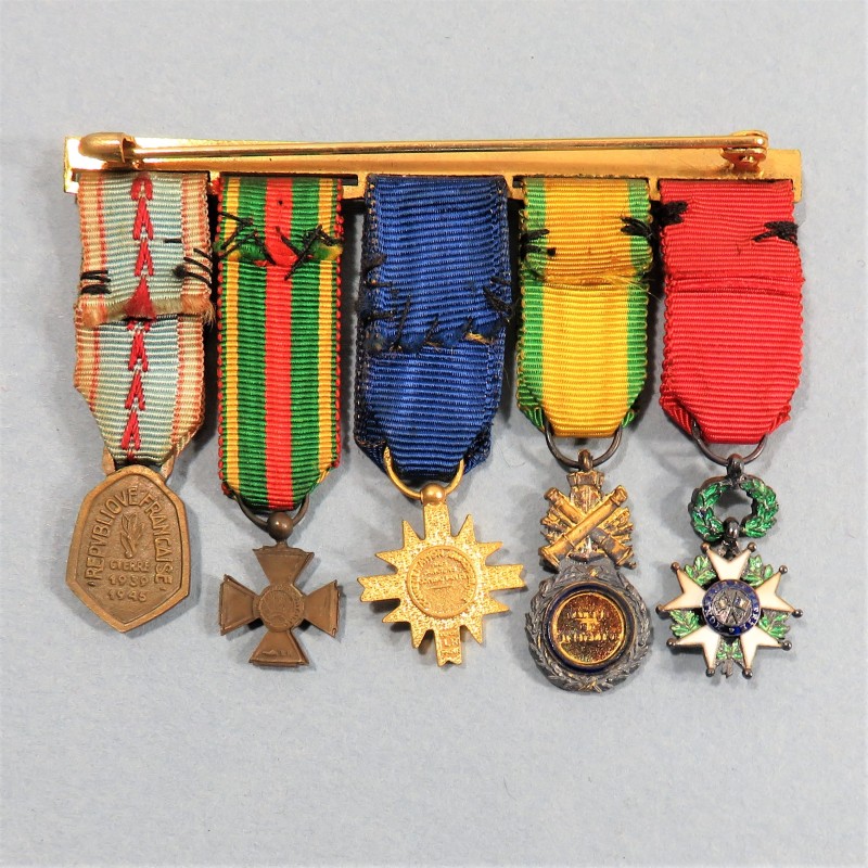BARRETTE DE 5 REDUCTIONS DES MEDAILLES MILITAIRES D'UN ANCIEN OFFICIER DE LA SECONDE GUERRE COMBATTANT DE L'EUROPE