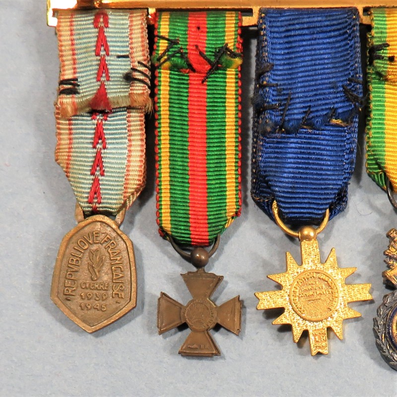 BARRETTE DE 5 REDUCTIONS DES MEDAILLES MILITAIRES D'UN ANCIEN OFFICIER DE LA SECONDE GUERRE COMBATTANT DE L'EUROPE