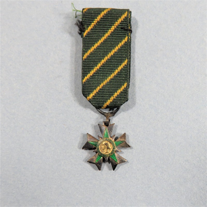 FRANCE REDUCTION DE LA MEDAILLE DE CHEVALIER DE L'ORDRE DU MERITE COMBATTANT 1953 A 1962 °