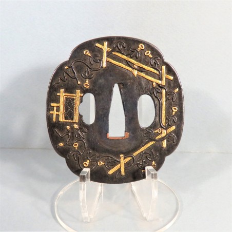 JAPON TRES BELLE TSUBA AVEC DECOR FLORAL ET BARRIERES DOREES PERIODE EDO XVIII ème XIX ème SIECLE