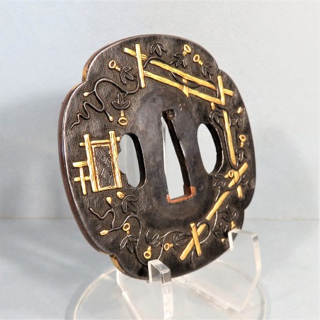 JAPON TRES BELLE TSUBA AVEC DECOR FLORAL ET BARRIERES DOREES PERIODE EDO XVIII ème XIX ème SIECLE