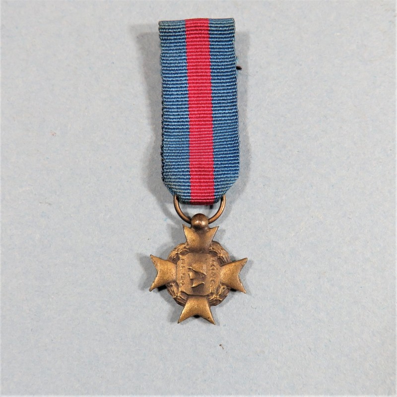 FRANCE REDUCTION DE LA MEDAILLE OU CROIX DES SERVICES MILITAIRES VOLONTAIRES OU MERITE MILITAIRE PREMIER MODELE CLASSE BRONZE