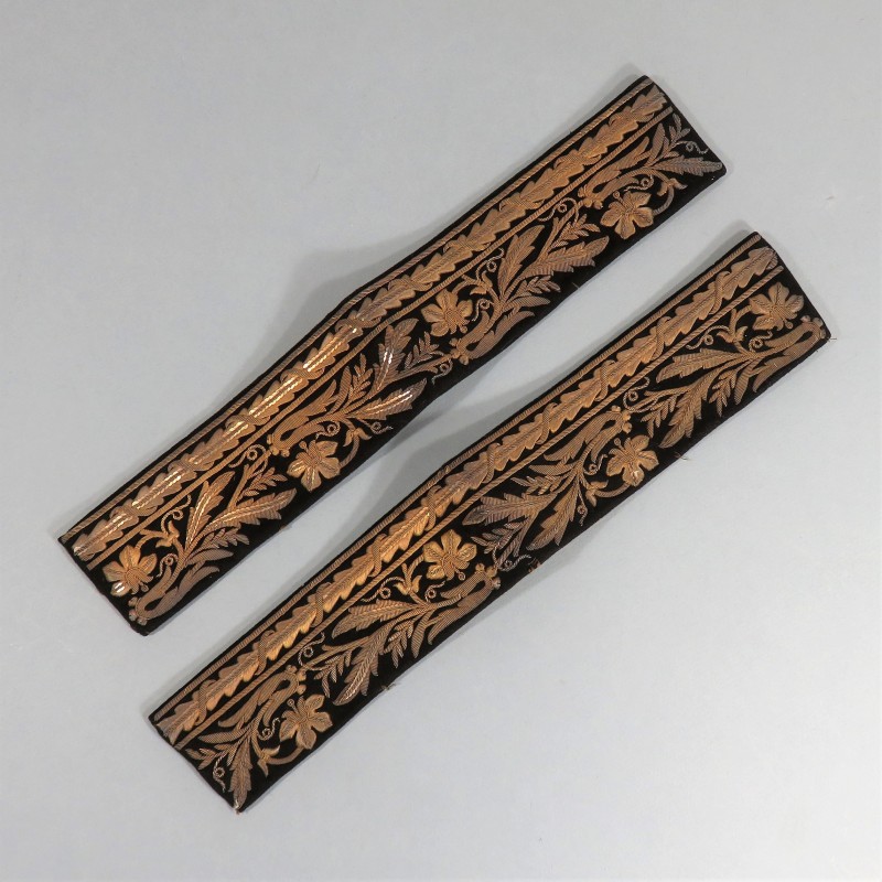 ENSEMBLE DE 5 PIECES PAREMENTS DE CASQUETTE ET DE MANCHES POUR TENUE D'AMBASSADEUR A PARTIR DES ANNEES 1930