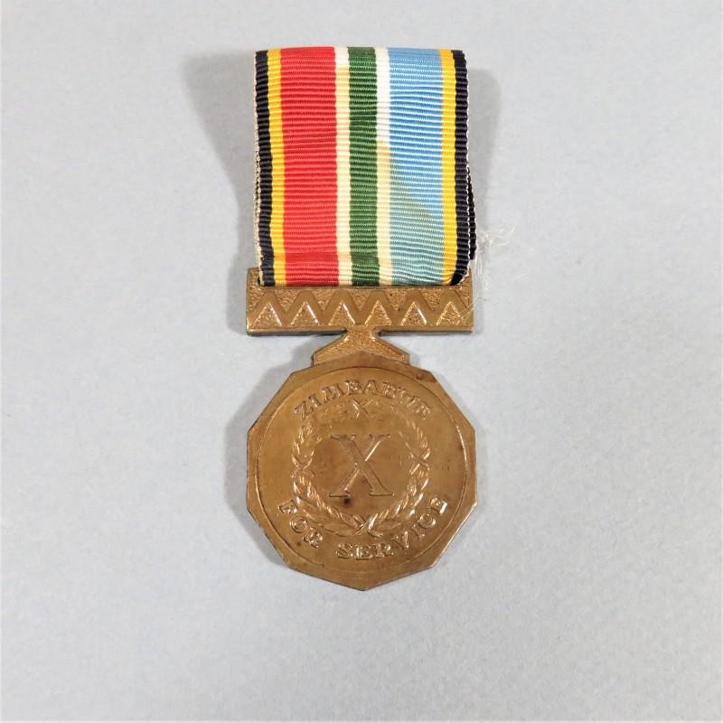 ZIMBABWE MEDAILLE MILITAIRE POUR 10 ANS DE SERVICE DANS LES FORCES ARMME ARMED FORCES FOR 10 YEARS SERVICE ATTRIBUEE NAMED °