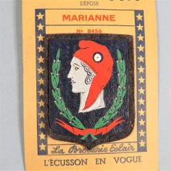 INSIGNE TISSU PATRIOTIQUE MARIANNE CARTON IMPRIME SUR FEUTRE FABRICATION MONTBLASON LIBERATION 1945 FRANCE LIBRE