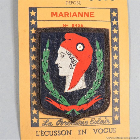 INSIGNE TISSU PATRIOTIQUE MARIANNE CARTON IMPRIME SUR FEUTRE FABRICATION MONTBLASON LIBERATION 1945 FRANCE LIBRE