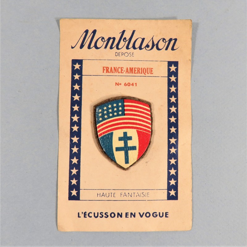 INSIGNE TISSU PATRIOTIQUE DRAPEAUX AMERICAIN ET FORCES FRANCAISES LIBRES FABRICATION MONBLASON LIBERATION 1945