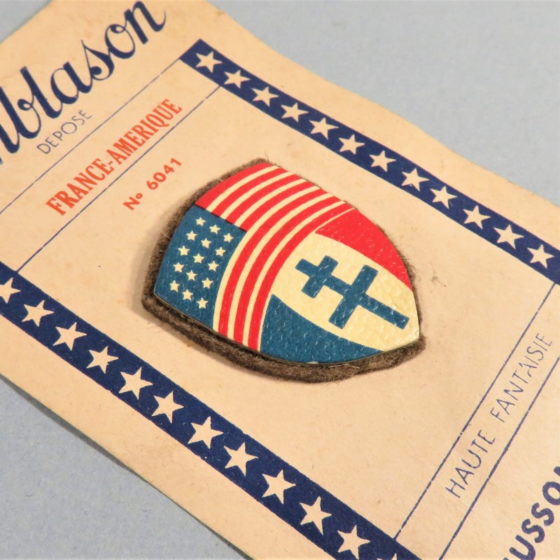 INSIGNE TISSU PATRIOTIQUE DRAPEAUX AMERICAIN ET FORCES FRANCAISES LIBRES FABRICATION MONBLASON LIBERATION 1945