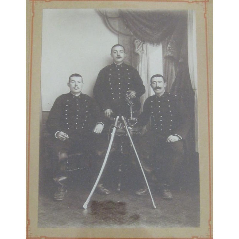 GRANDE PHOTO ENCADREE DE SOLDATS DU 4 ET 5 ème REGIMENTS D'ARTILLERIE