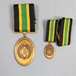 AFRIQUE DU SUD MEDAILLE ET SA REDUCTION APLA BRONZE SERVICE MEDAL SOUTH AFRICA NUMEROTEE AZANIAN PEOPLE'S LIBERATION ARMY °