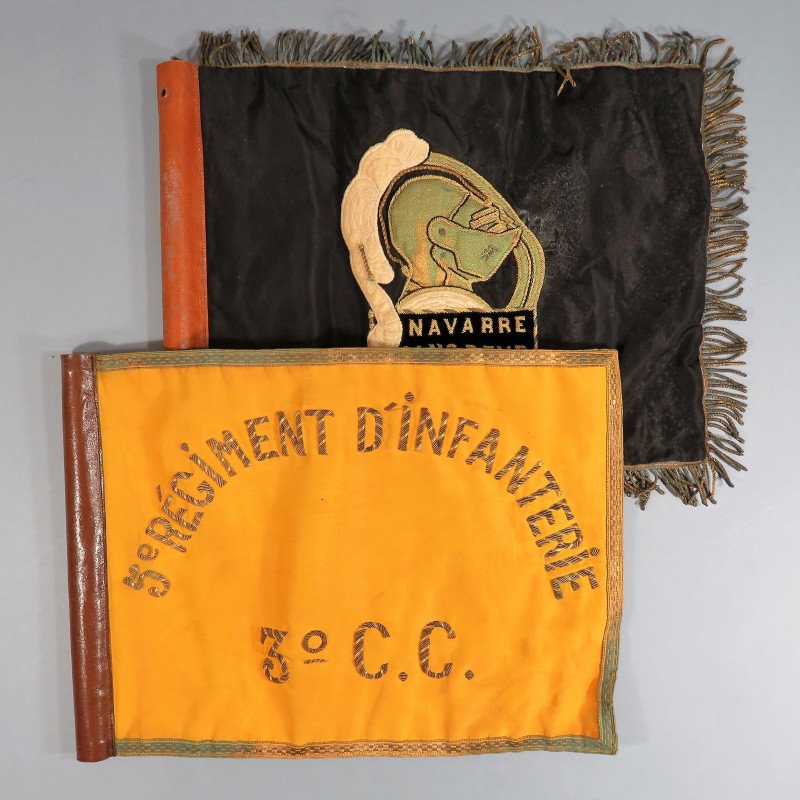 ENSEMBLE DE 2 FANIONS DU 5 ème RI REGIMENT D'INFANTERIE NAVARRE SANS PEUR 3 ° C.C. ET C.E.A ANNEES 1950-1970