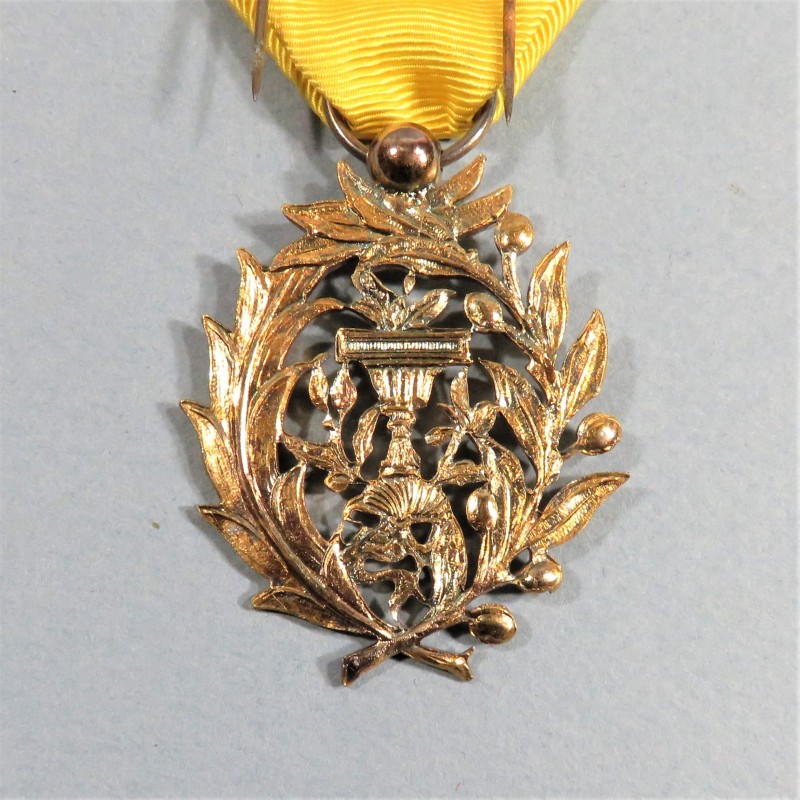 CAMBODGE MEDAILLE DE CHEVALIER DE L'ORDRE ROYAL DU MUNISERAPHON FABRICATION EN VERMEIL A. CHOBILLON