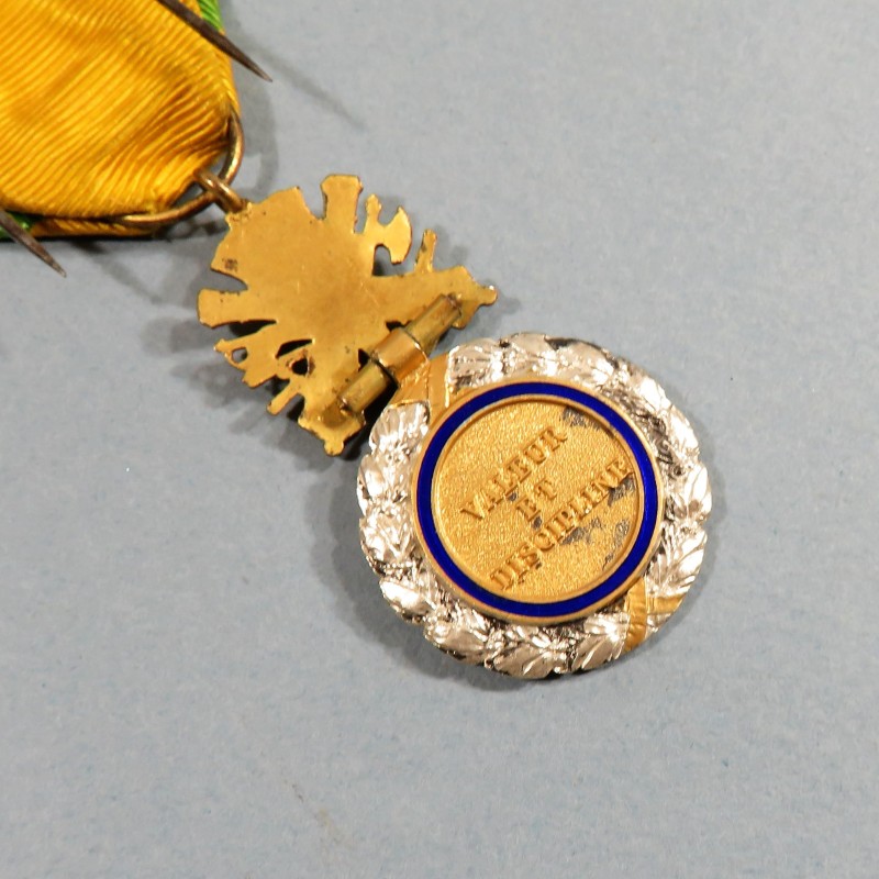 FRANCE MEDAILLE MILITAIRE 3 ème REPUBLIQUE VALEUR ET DISCIPLINE EN ARGENT POINCONNE MONNAIE DE PARIS