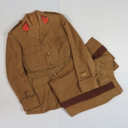 UNIFORME MODELE 1939 D'UN CAPITAINE D'ARTILLERIE VESTE ET PANTALON FABRICATION DE LONDRE NOMINATIVE ET DATEE 1943