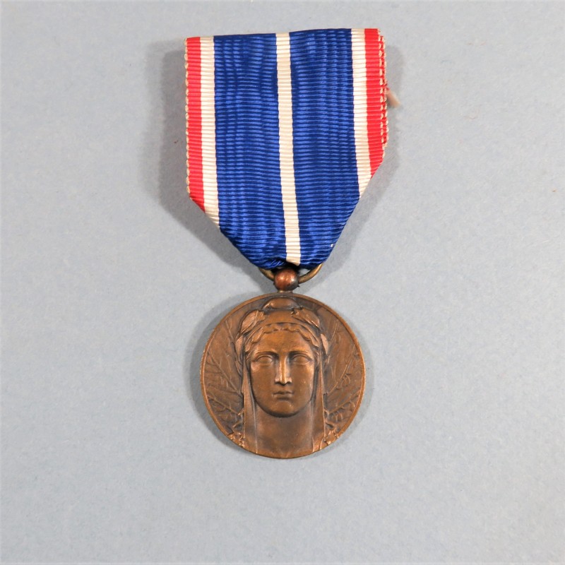 FRANCE MEDAILLE COMMEMORATIVE DES ANCIENS DE LA RHENANIE RUHR TYROLET OCCUPATION DE L'LLEMAGNE APRES LA GUERRE DE 1914 1918