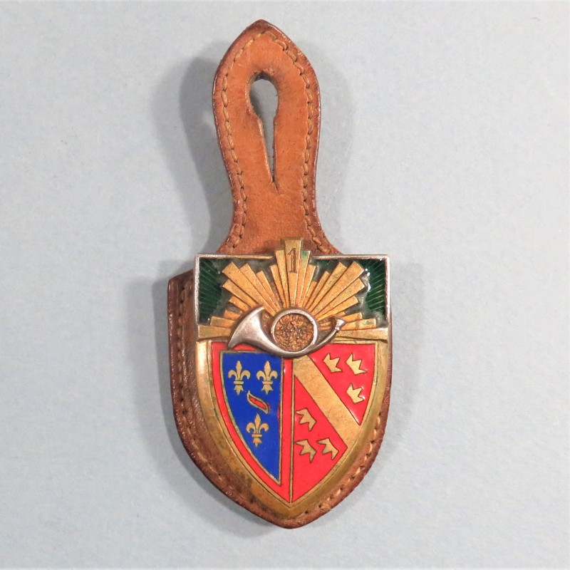 INSIGNE MILITAIRE 1 er REGIMENT DE CHASSEURS A CHEVAL FABRICATION DRAGO PARIS BERANGER DEPOSE ANNEES 1940