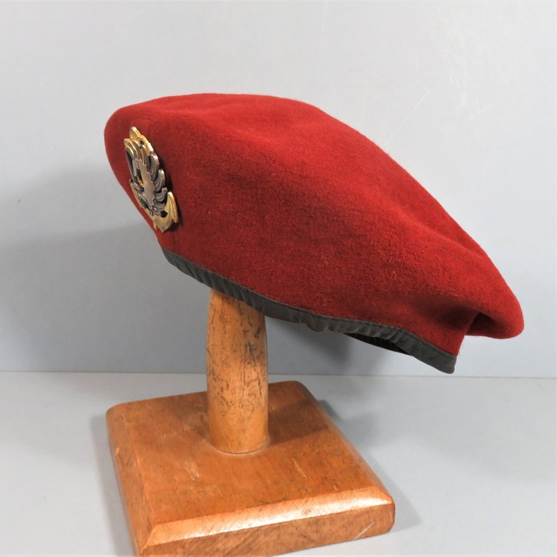 BERET ROUGE AMARANTE PARACHUTISTES DES TROUPES DE MARINE TAILLE 55 FABRICATION ANNEES 1980