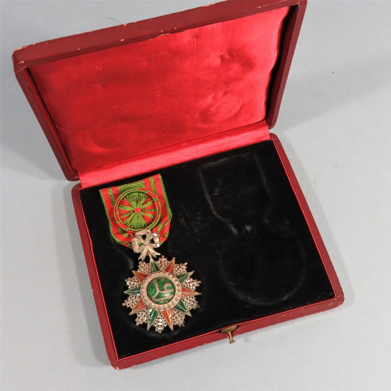 TUNISIE MEDAILLE D'OFFICIER DE L'ORDRE DU NICHAN IFTIKHAR ALI BEY 1882-1902 DANS UN COFFRET