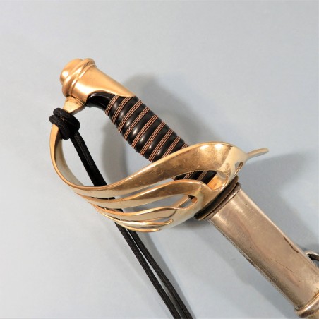 SABRE MODELE 1890 POUR OFFICIERS D'INFANTERIE GARDE DU TYPE COLONEL DERUE LAME DROITE FAB. B.F.