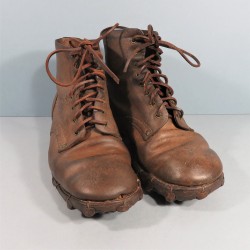 BRODEQUINS CHAUSSURES MILITAIRE EN CUIR MARRON MODELE 1940 ARMEE FRANCAISE CLOUTES TYPE MONTAGNE CJF TAILLE 42