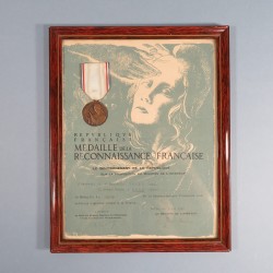 MEDAILLE DE LA RECONNAISSANCE FRANCAISE CLASSE BRONZE AVEC DIPLOME ENCADREE DECERNEE EN 1949 A LYON