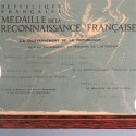 MEDAILLE DE LA RECONNAISSANCE FRANCAISE CLASSE BRONZE AVEC DIPLOME ENCADREE DECERNEE EN 1949 A LYON