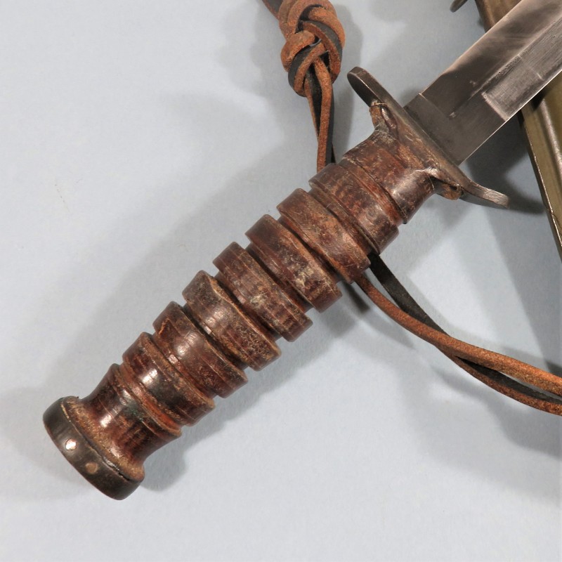 COUTEAU DE COMBAT USM3 CAMILLUS MARQUAGE GARDE FOURREAU USM8  B.M.CO. NUMEROTE SUR LE POMMEAU