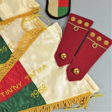 ENSEMBLE D'INSIGNES EPAULETTES GRADES ET FANIONS D'OFFICIER DE LA REPUBLIQUE MALGACHE MADAGASCAR ANNEES 1960