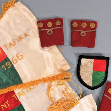 ENSEMBLE D'INSIGNES EPAULETTES GRADES ET FANIONS D'OFFICIER DE LA REPUBLIQUE MALGACHE MADAGASCAR ANNEES 1960