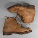 BRODEQUINS CLOUTES CHAUSSURES MILITAIRE EN CUIR MARRON MODELE 1952 ARMEE FRANCAISE INDOCHINE ALGERIE TAILLE 42 DATE 1955