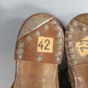 BRODEQUINS CLOUTES CHAUSSURES MILITAIRE EN CUIR MARRON MODELE 1952 ARMEE FRANCAISE INDOCHINE ALGERIE TAILLE 42 DATE 1955