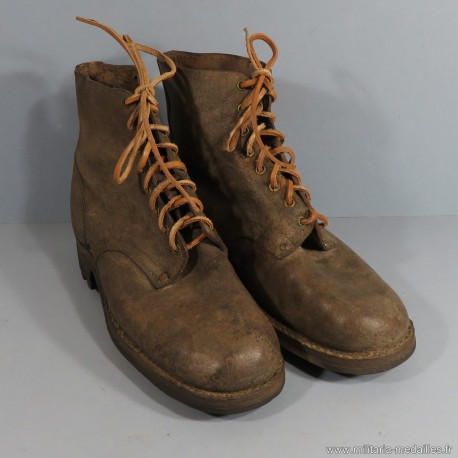 BRODEQUINS CHAUSSURES MILITAIRE EN CUIR MARRON MODELE 1945 ARMEE FRANCAISE INDOCHINE ALGERIE DATEES 1954 TAILLE 41