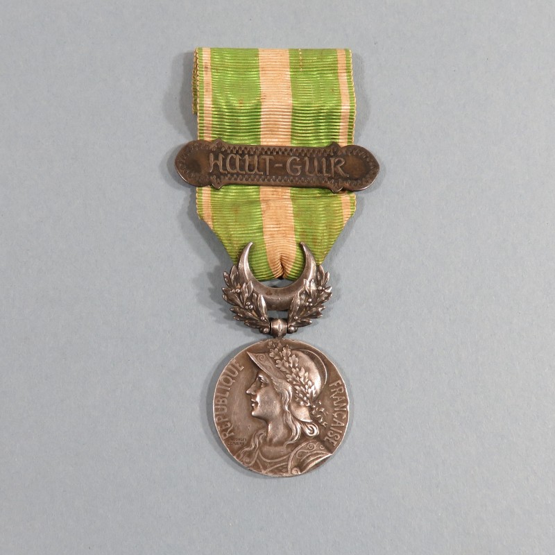 CADRE AVEC PHOTOGRAPHIE ET MÉDAILLE COMMÉMORATIVE DU MAROC, crée en juillet  1909.