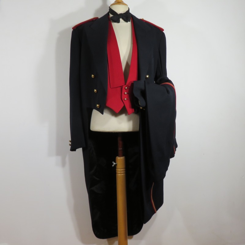 UNIFORME DE GALA DE COLONEL DE SPAHIS VESTE A QUEUE DE PIE PANTALON ET GILET ROUGE TRADITION CAVALERIE DATE 1953