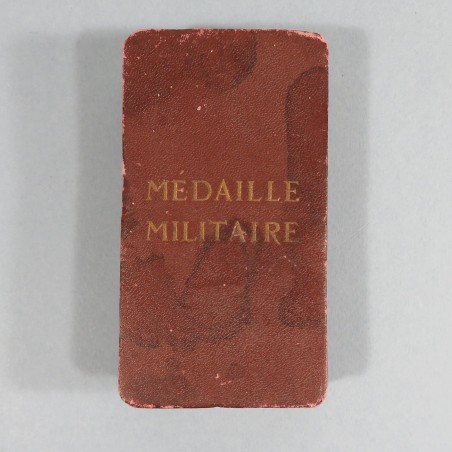 FRANCE ORDRE DE LA MEDAILLE MILITAIRE 3 ème REPUBLIQUE VALEUR ET DISCIPLINE EN ARGENT DANS SA BOITE CARTON